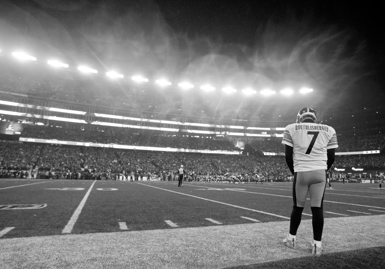 FOXBORO, MA - JANUARY 22: Ben Roethlisberger #7 of the Pittsburgh Steelers looks on from the sideline during the second half against the New England Patriots in the AFC Championship Game at Gillette Stadium on January 22, 2017 in Foxboro, Massachusetts. (Photo by Al Bello/Getty Images)
