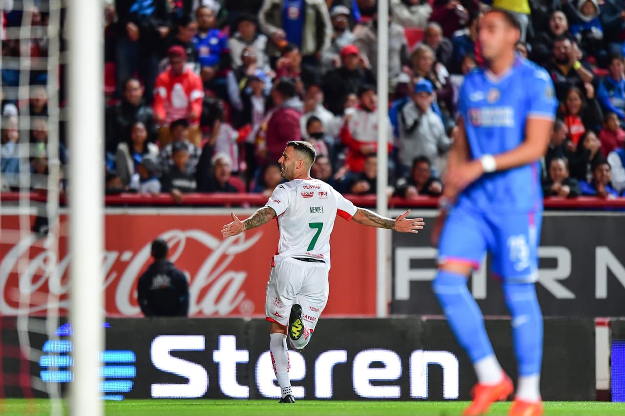 Édgar Méndez adelantó a su equipo aprovechando un mal fildeo de Funes Mori y una salida errónea de Corona.