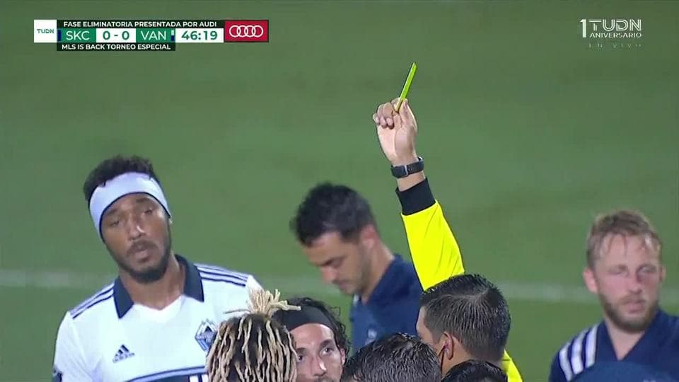 Tarjeta amarilla. El árbitro amonesta a Leonard Owusu de Vancouver Whitecaps FC