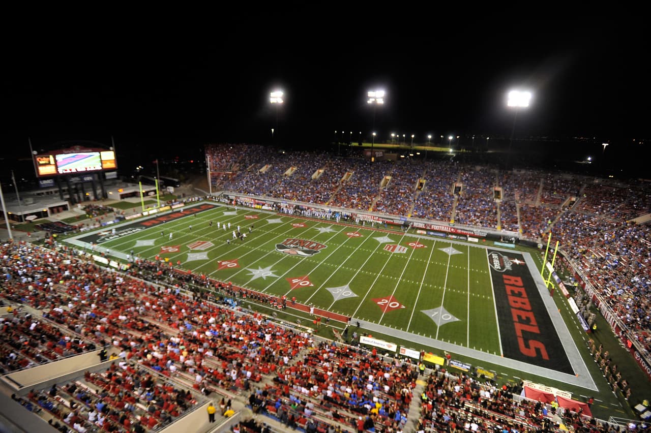 El Sam Boyd Stadium es la casa de los Rebels de la University of Nevada, Las Vegas, que juegan en la Division I FBS del fútbol americano universitario.