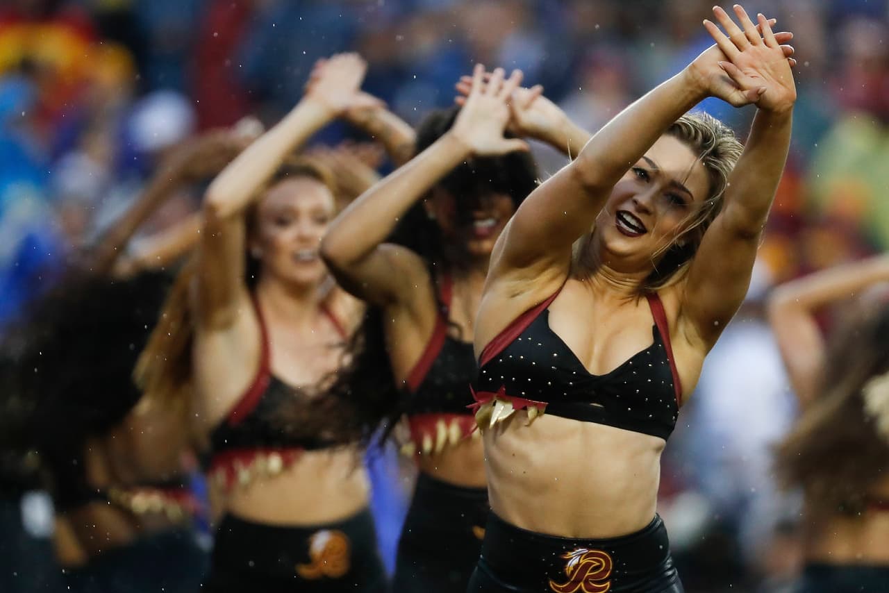 Las animadoras de los equipos de la NFL le dieron ese ingrediente extra al espectáculo y la fiesta del fútbol americano estadounidense, incluso, sin temer al clima en algunos casos.