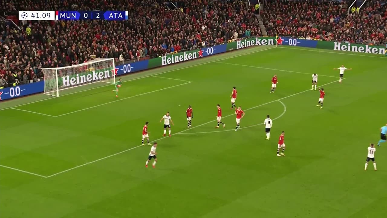 ¡TIRO ATAJADO! disparo por Luis Muriel.