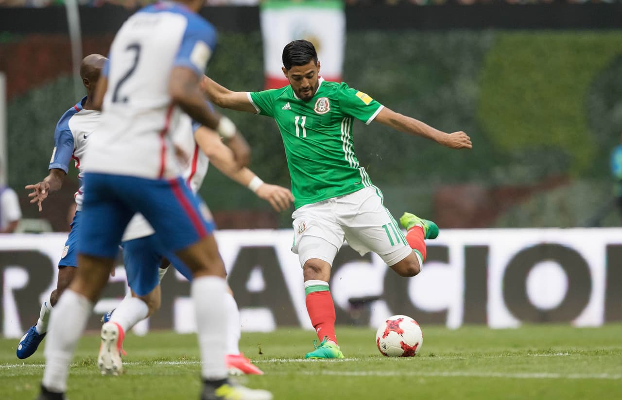 El empate mexicano llegó en los pies de Carlos Vela. El delantero mexicano cerró una jugada individual con un disparo raso que entró pegado al poste. ¡GOLAZO!