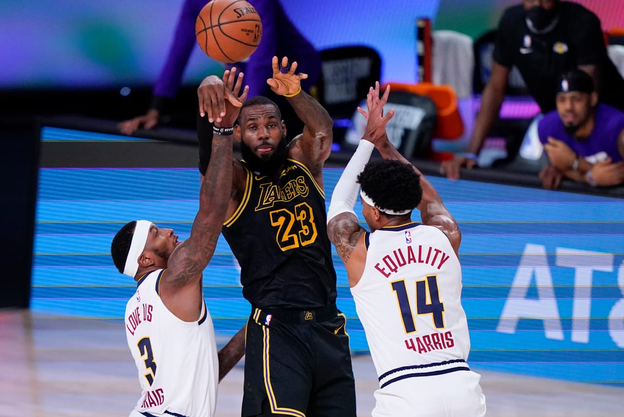 Anthony Davies anota 31 puntos y encesta la canasta que le da el triunfo a los Lakers 103-105 sobre los Denver Nuggets.