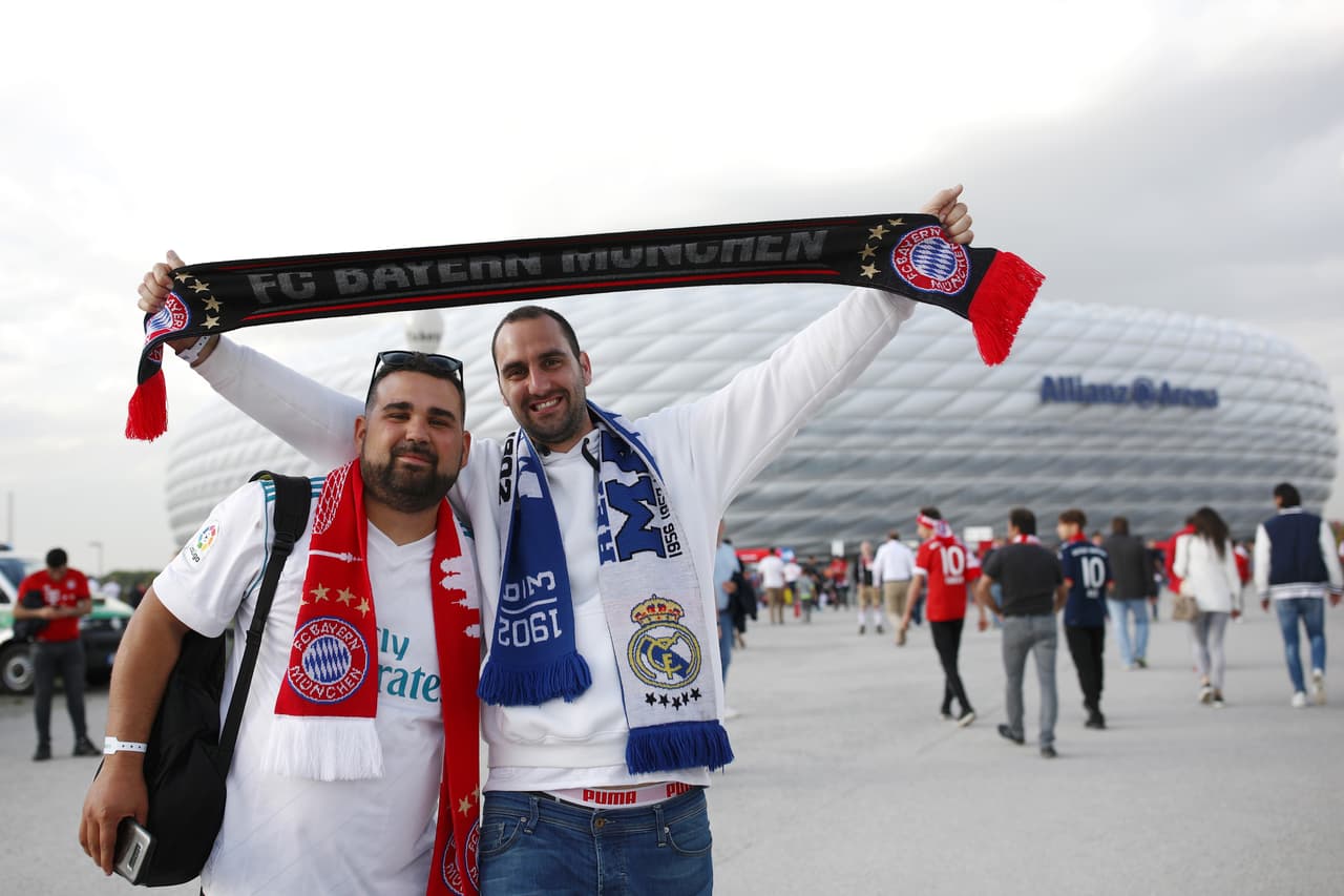 La fiesta de los fanáticos está vestida de color, alegría, compromiso y pasión en este duelo de ida de la semifinal de Championes League entre Bayern Munich y Real Madrid en Alemania.