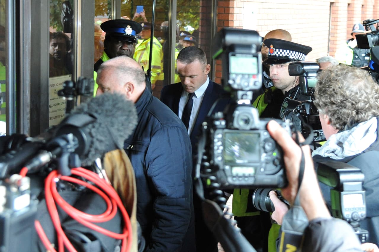 El futbolista inglés Wayne Rooney (dentro) a su llegada a la Stockport Magistrates Court en Stockport, Inglaterra, el 18 de septiembre de 2017. El delantero del Everton, de 31 años, comparece en el tribunal tras ser acusado formalmente de conducir ebrio. (AP Foto/Rui Vieira)