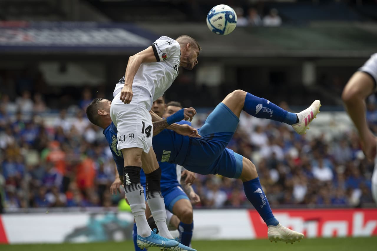 Los celestes empujaron en la parte complementaria en busca de la anotación. 
<br>