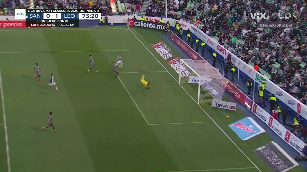 ¡Golazo increíble de Santos! Sordo cuelga el balón al ángulo y empata el juego