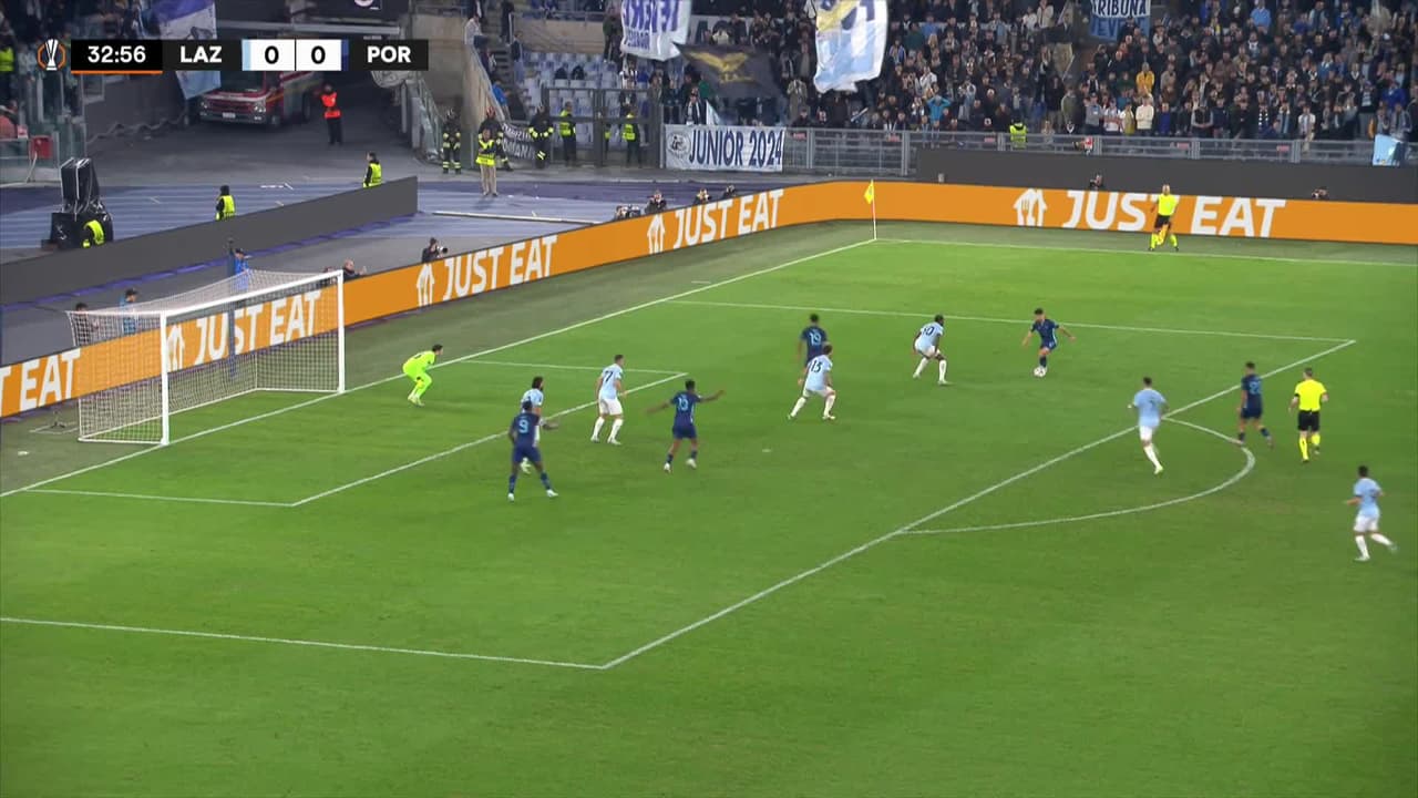 ¡CERCA! Fábio Vieira disparó que se estrella en el poste.