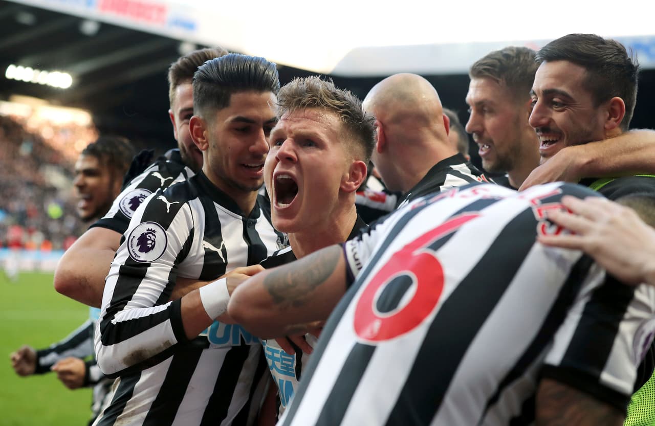 Matt Ritchie, centro, festeja con sus compañeros al anotar el gol de la victoria del Newcastle sobre el Manchester United, en duelo de la Liga Premier en el St James' Park, de Newcastle, Inglaterra, el domingo 11 de febrero de 2018. (Owen Humphreys/PA via AP)