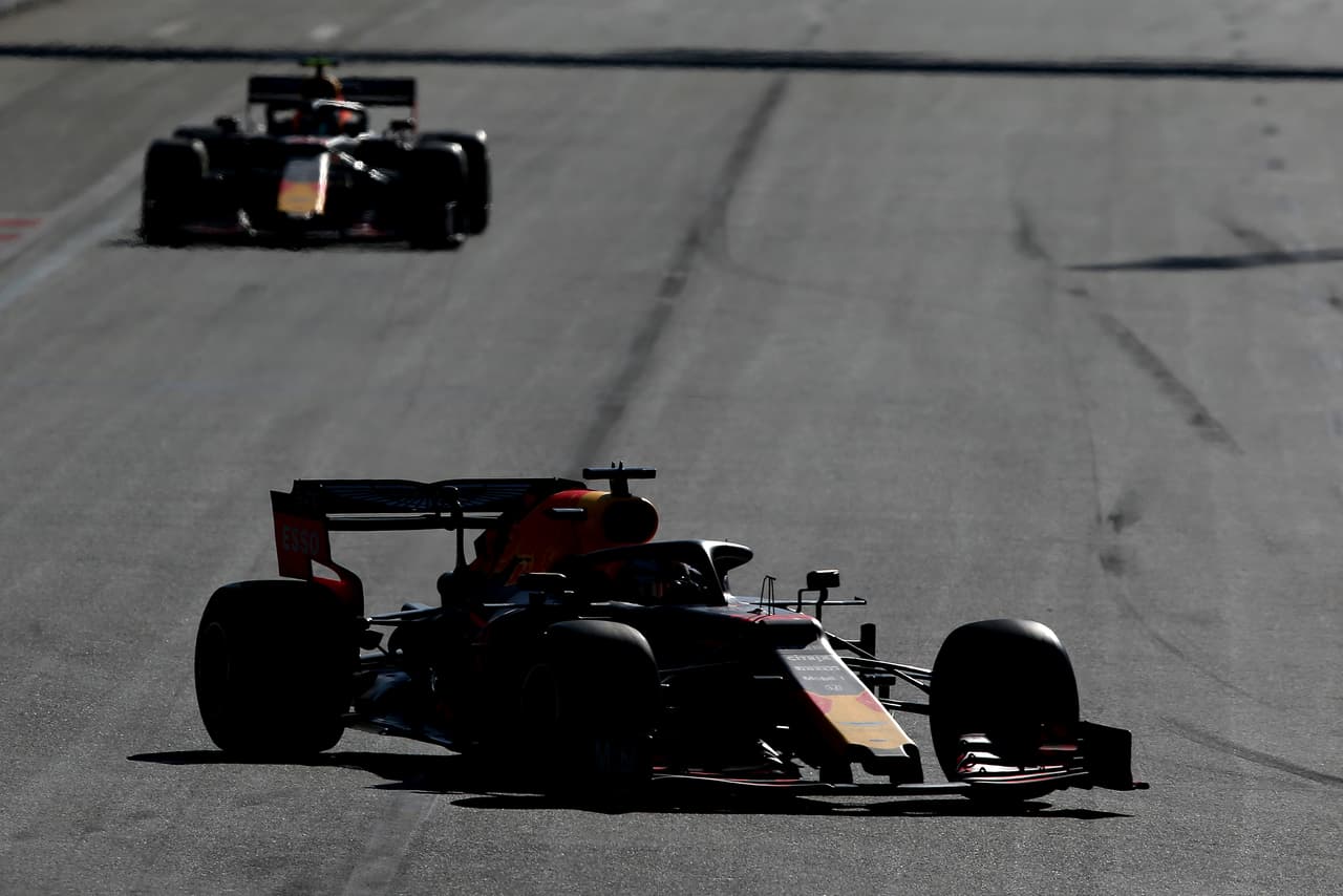 Más atrás, el hoandés Max Verstappen de Red Bull Racing sorprendió en la quinta vuelta al mexicano Sergio Pérez y le arrebató el cuarto lugar.