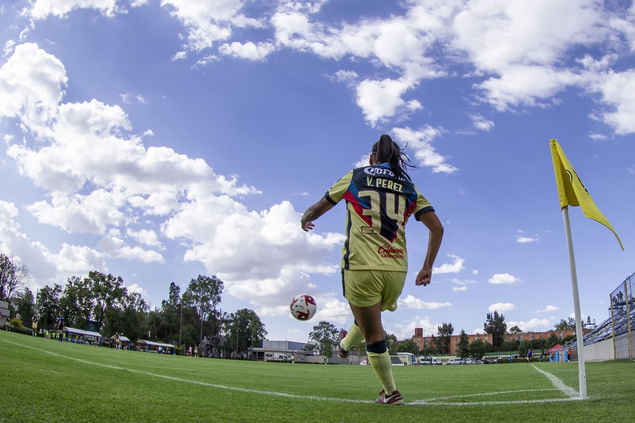 Perez en un tiro de esquina