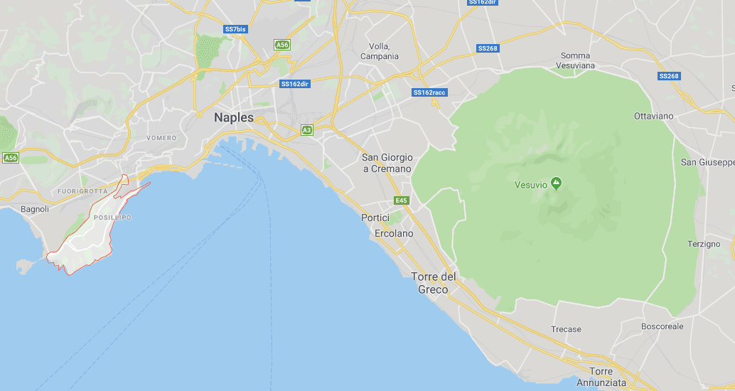 Posillipo se caracteriza porque desde su costa es visible el Monte Vesubio, el volcán situado frente a la Bahía de Nápoles que sepultó Pompeya y Herculano en el año 79. 
<br>
