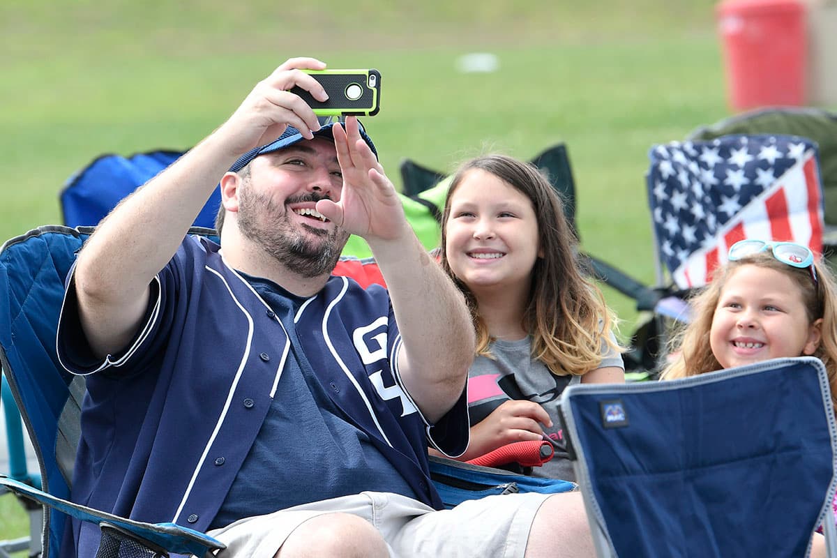 Fanáticos esperan por la inducción de Trevor Hoffman, Jom Thome, Chipper Jones y Vladimir Guerrero al Salón de la Fama del béisbol en Cooperstown, Nueva York.