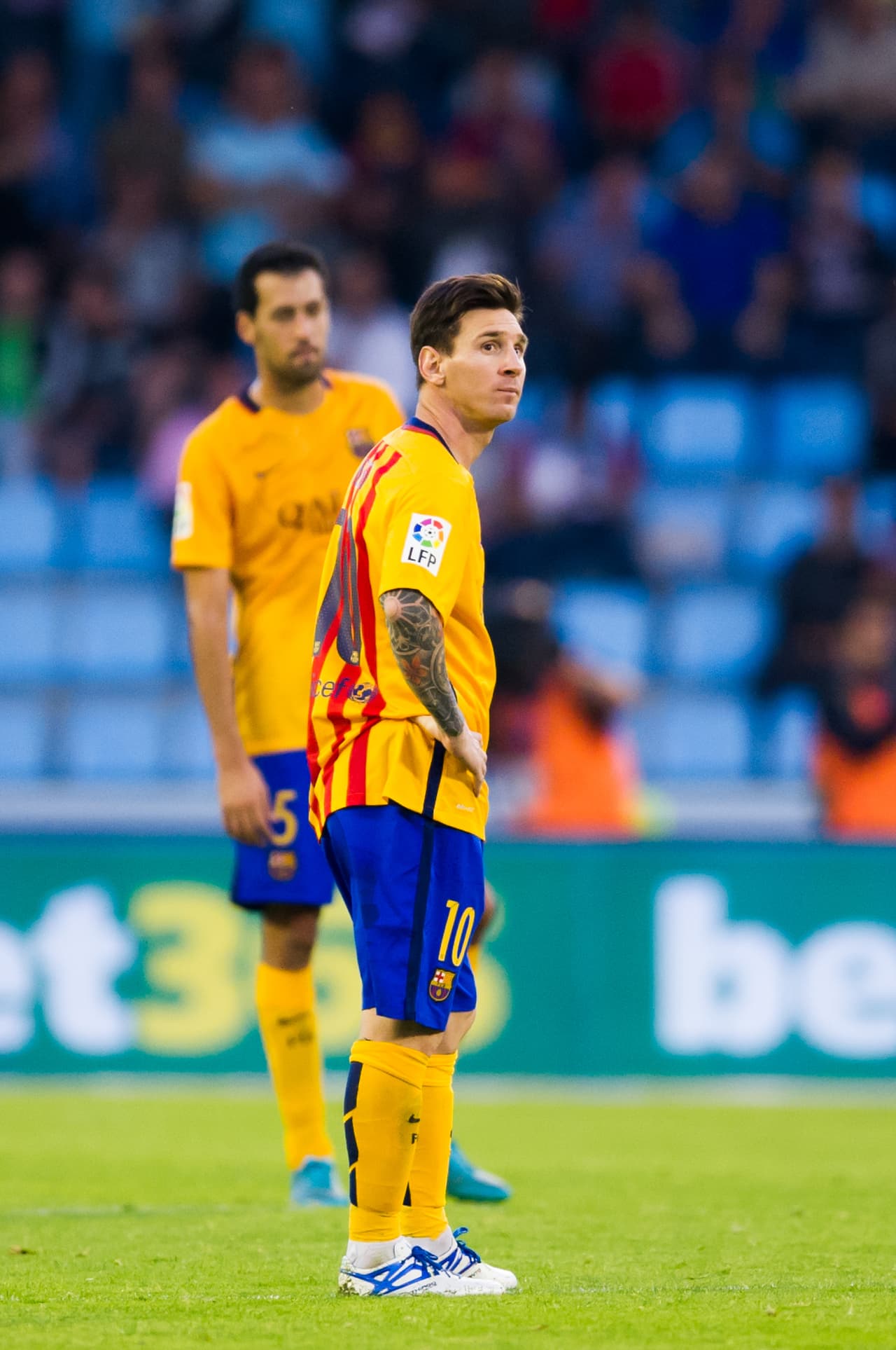 Messi con el rostro al marcador, esperando que terminara la letanía de la goleada.