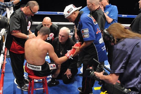 Juan Manuel López tuvo que ser atendido sobre el ring, luego salió por su propio pie.