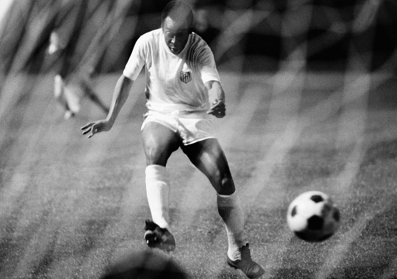 <b>Pelé</b>
<br>Se retiró en 1972 cuando formaba parte del Santos de Brasil, sin embargo, en 1975 regresa a su ex-equipo pero recibe una oferta del New York Cosmos y jugó durante dos años más hasta su retiro.