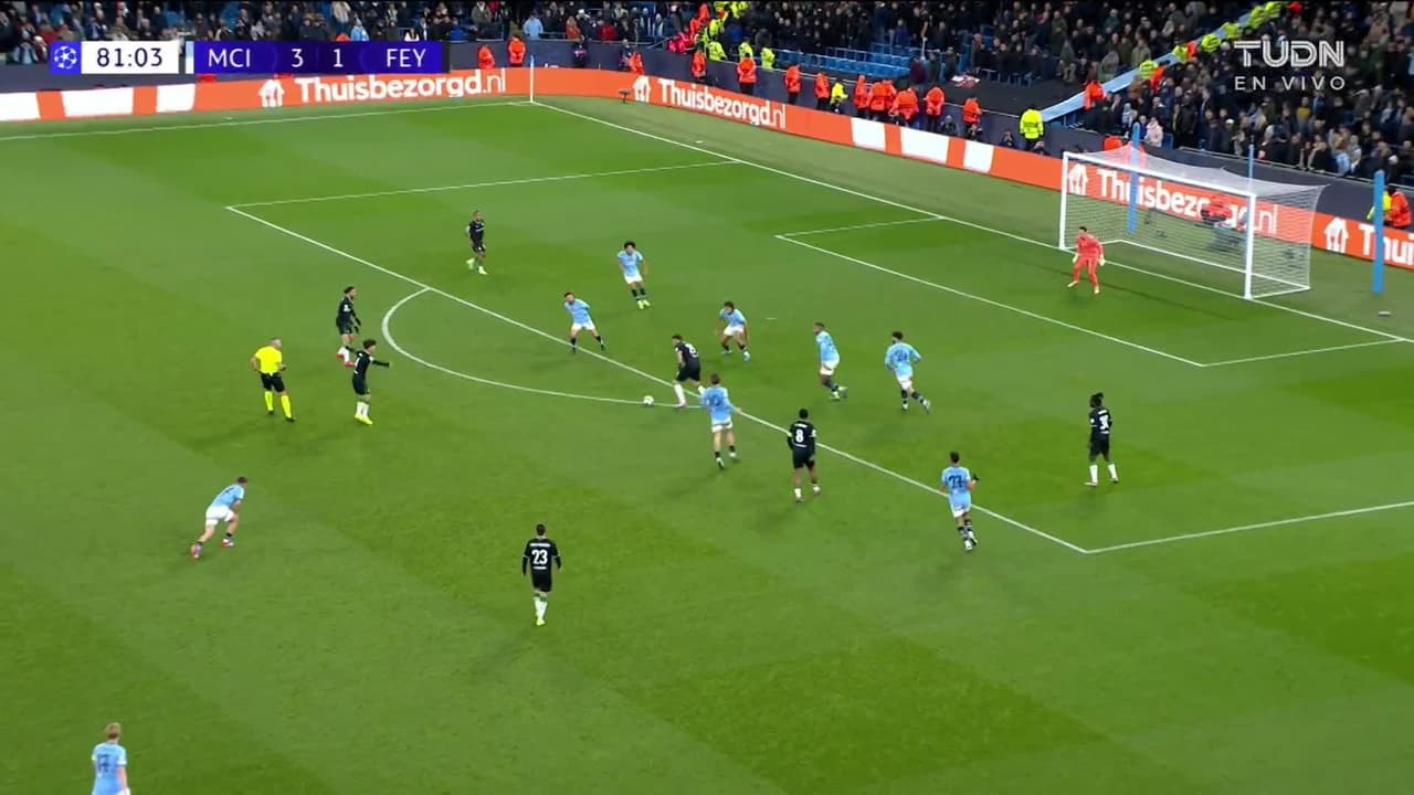 ¡GOL!  anota para Feyenoord. Santiago Giménez