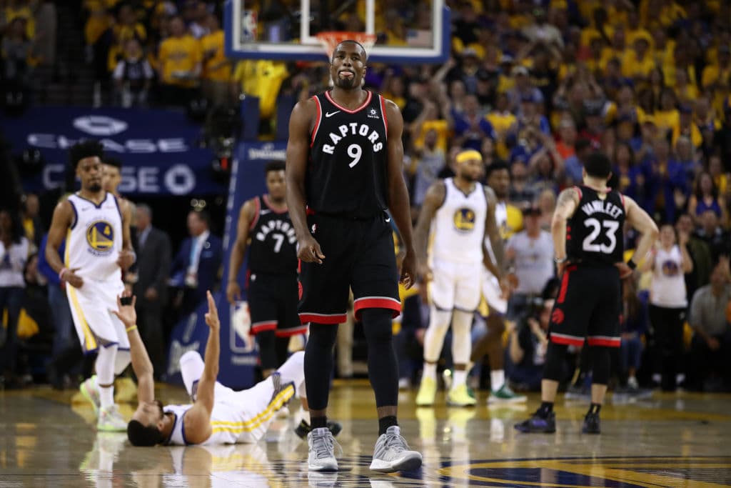 Serge Ibaka (9) de los Raptors jugó un total de 22 minutos, produciendo seis tantos y recuperando cinco rebotes, pero con un total de seis tapones, erigiéndose como una fuerza defensiva en la pintura para Toronto.