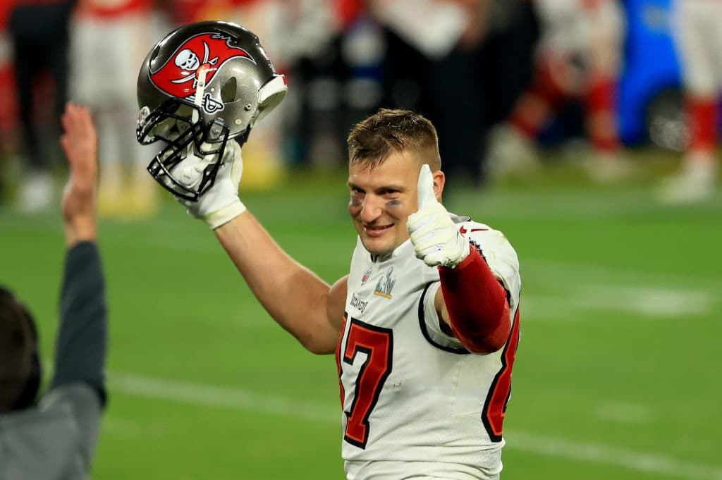 Gronkowski renueva contrato con Tampa Bay