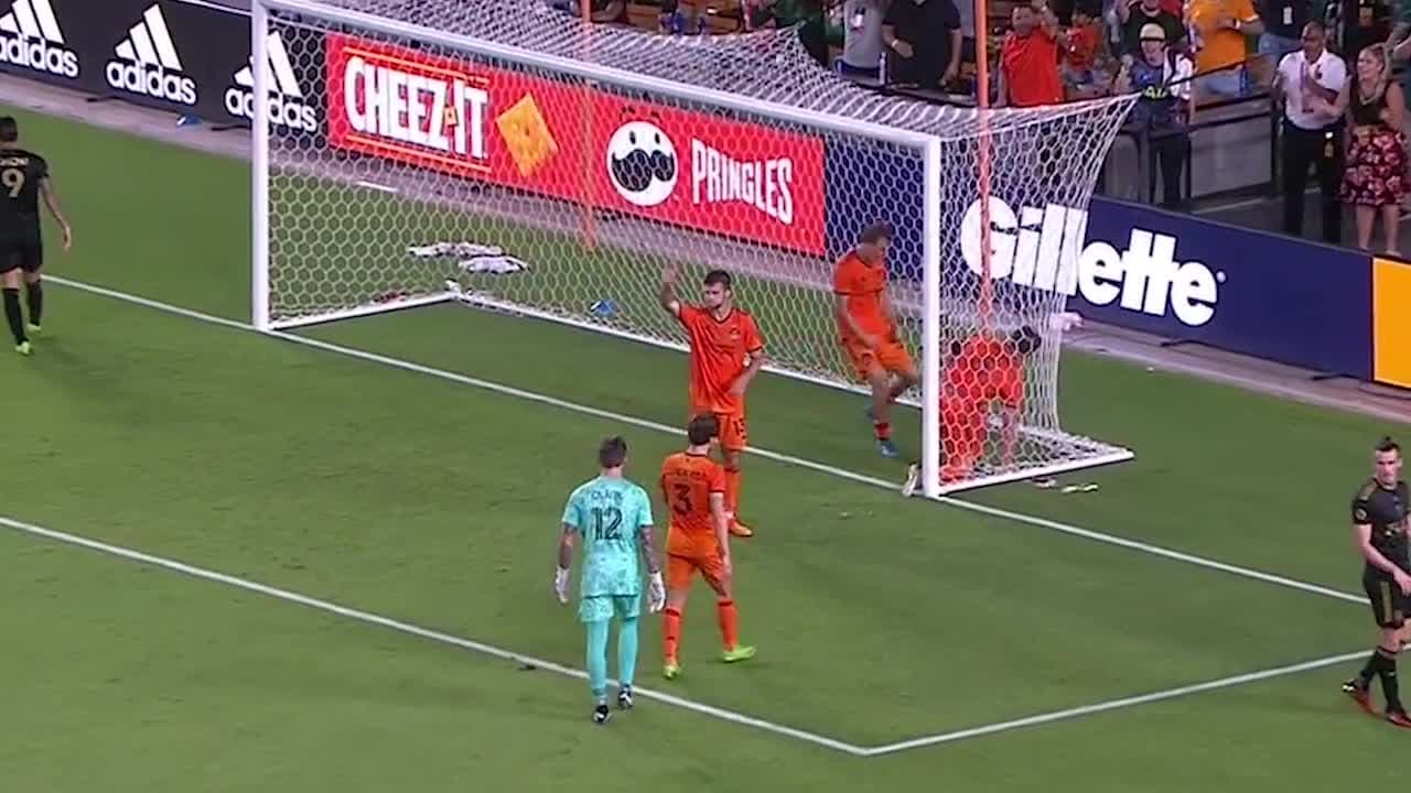 ¡Increíble! Entre portero y defensa le niegan el gol a Gareth Bale