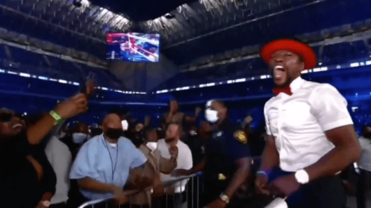 Las impactantes imágenes del uppercot que mandó a la lona al mexicano. | El nocaut del año le otorgó a Gervonta Davis el cinturón superpluma de la AMB, además de conservar su título del mismo organismo, pero en la categoría ligero.