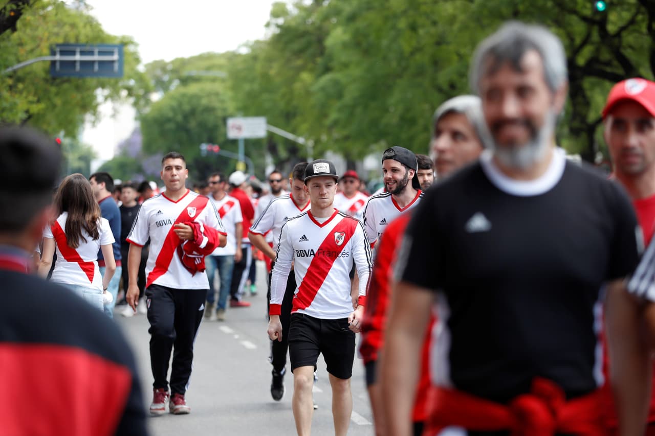 Mientras que en el Monumental los de River iban llegando poco a poco a colmar sus tribunas.