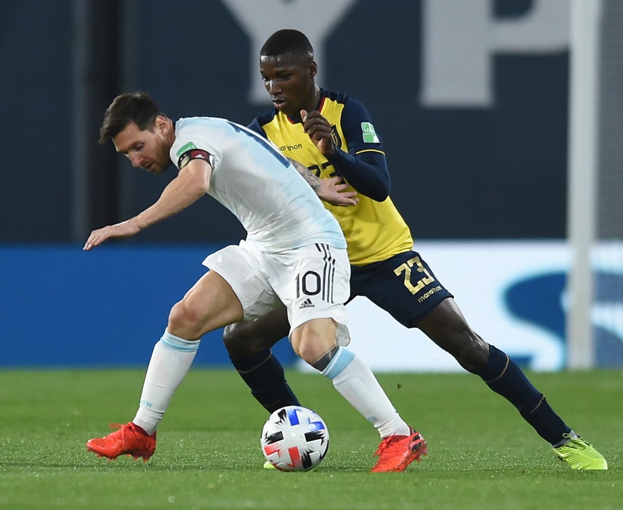 Lionel Messi anota de penal al minuto 13, Argentina aguanta el resultado y se queda con los tres puntos.