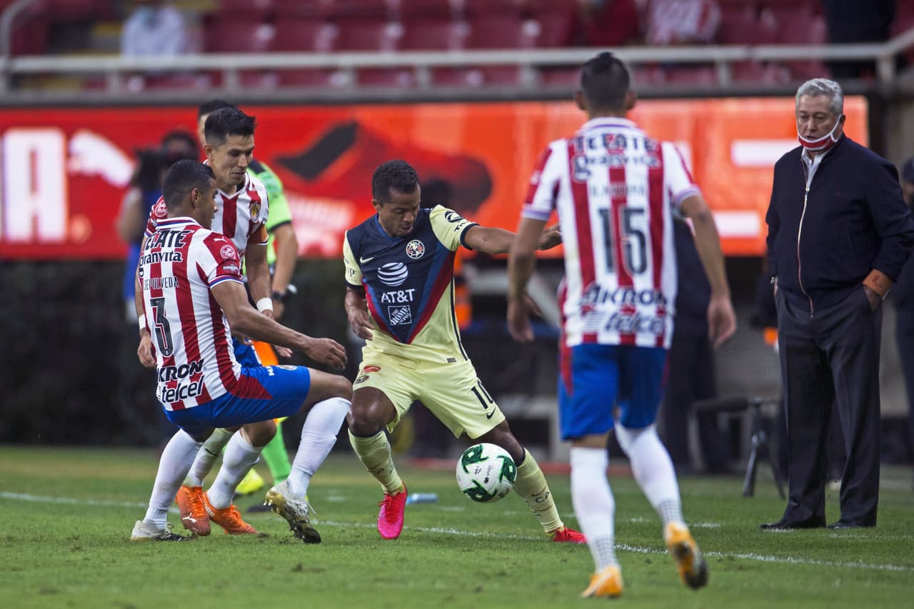 Cristian Calderón saca un potente disparo al minuto 81 y termina dándole la victoria 1-0 sobre las Águilas del América.