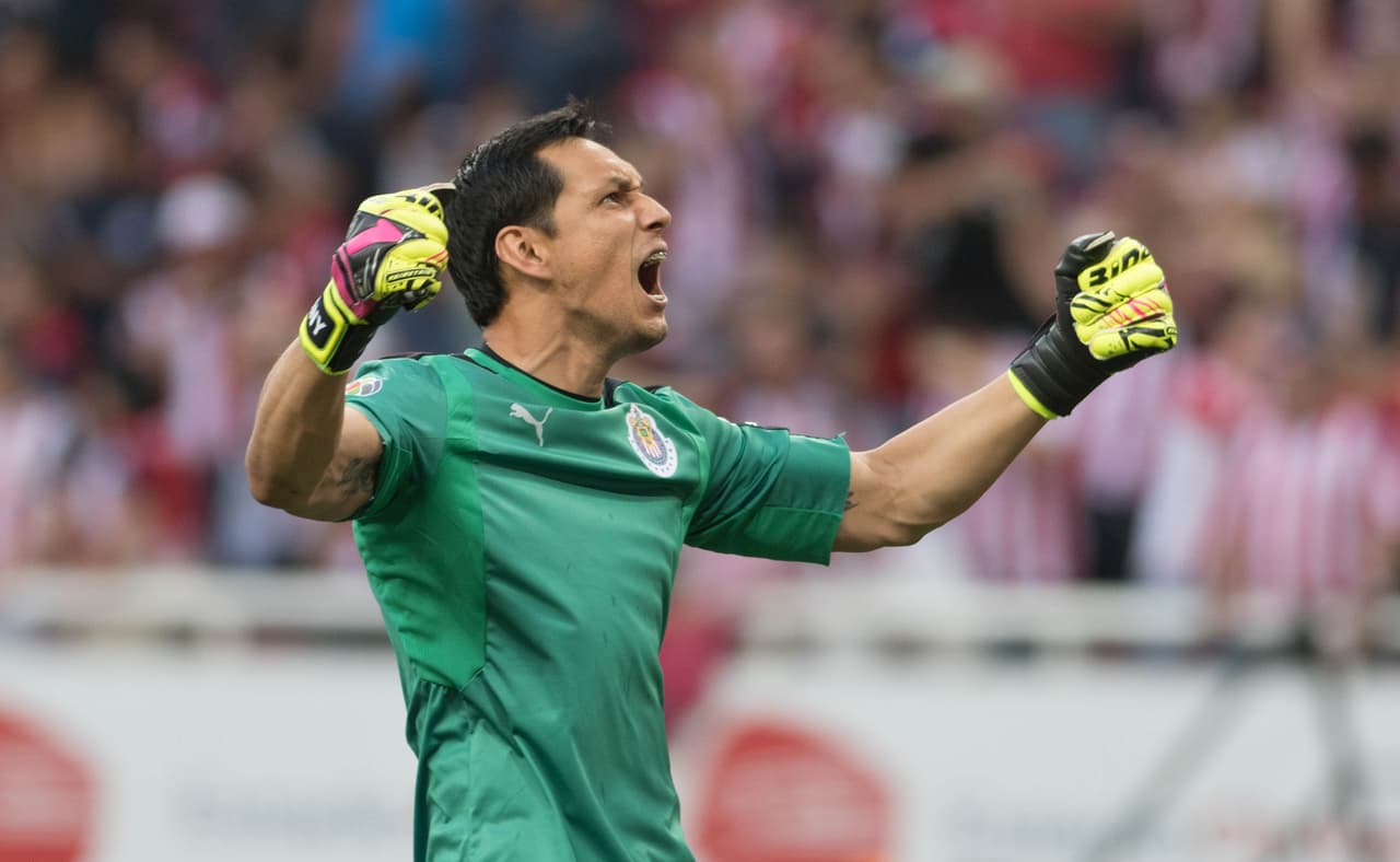 Porteros mexicanos con nivel para atajar en Chivas