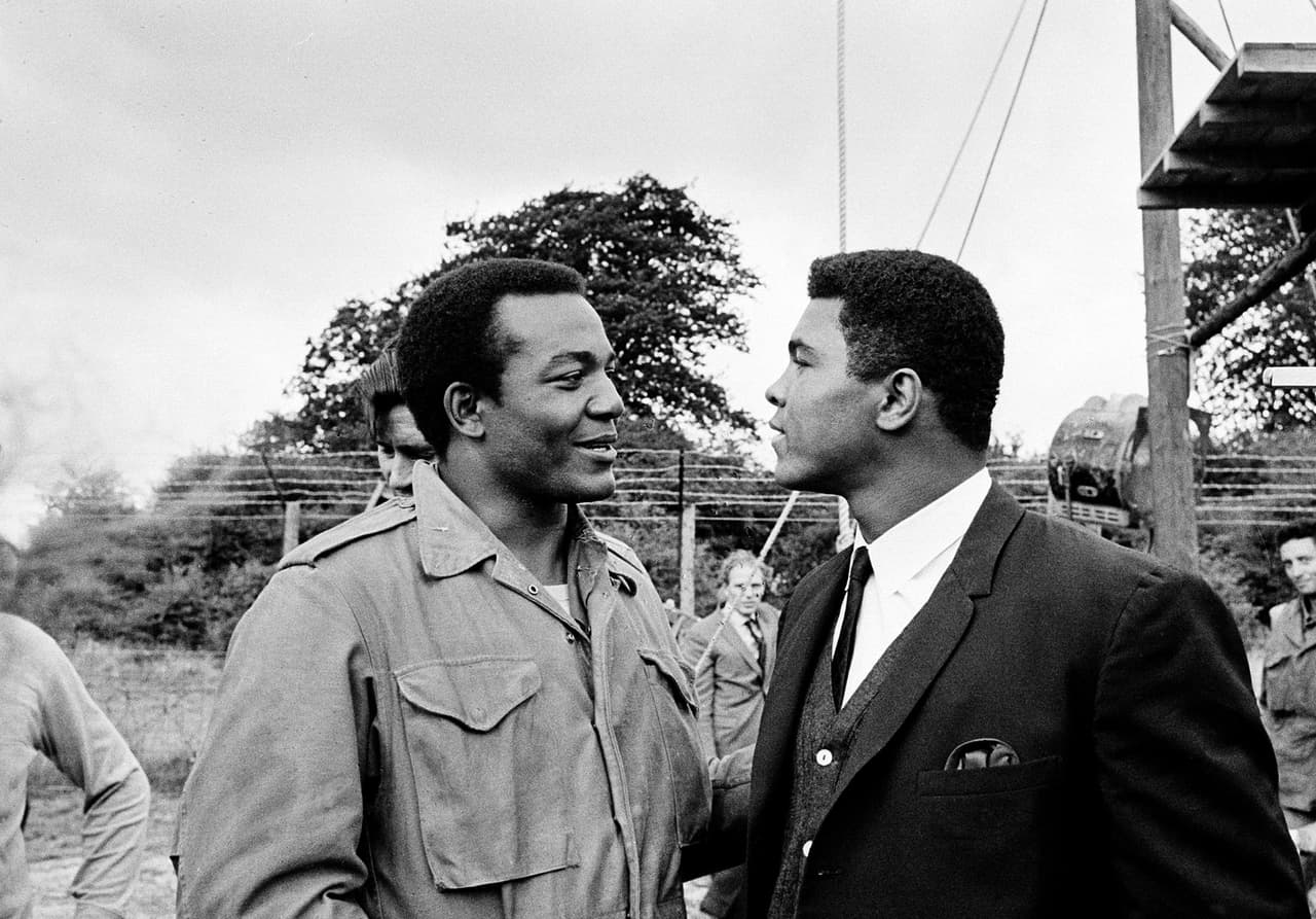 Agosto de 1966: Muhammad Ali visitó a Jim Brown en el film "The Dirty Dozen" en Inglaterra.