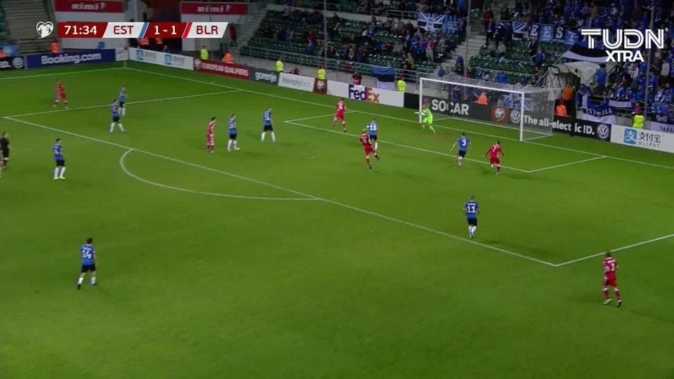 ¡CERCA!. Ivan Bakhar disparó que se estrella en el poste.