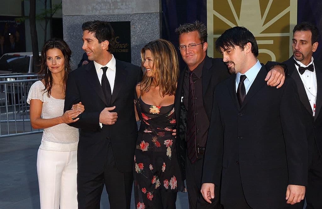 Jennifer acumuló 5 millones de usuarios en un tiempo de 12 horas tras publicar una foto con sus excompañeras del set de ‘Friends’.