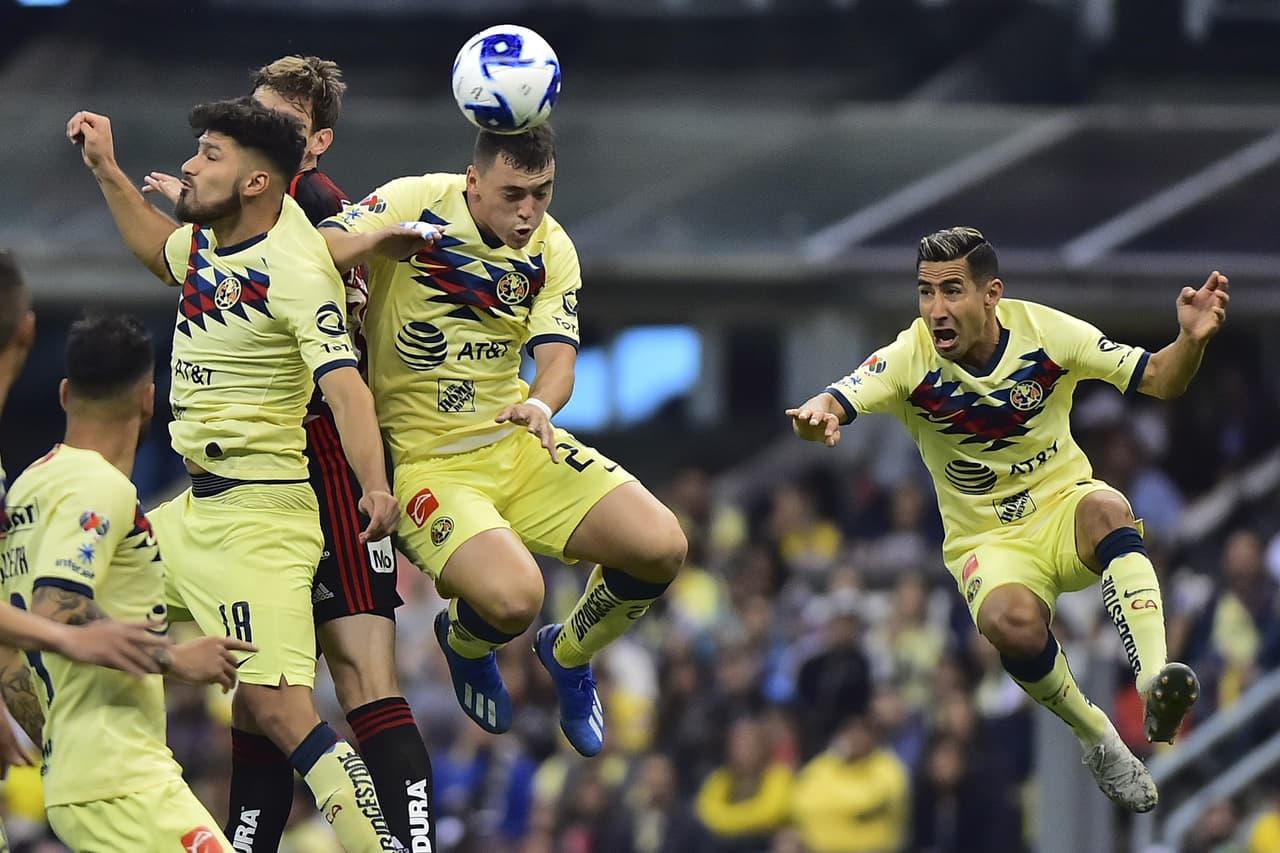 El uruguayo Federico Viñas gana la posición, remata y rompe el 0-0.