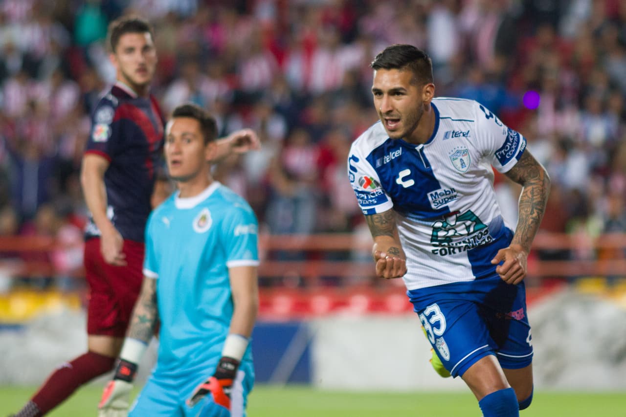 El argentino Ismael Sosa (derecha) abrió el marcador para Pachuca a los 15 minutos del partido con una buena definición en mano a mano con Raúl Gudiño (izquierda).