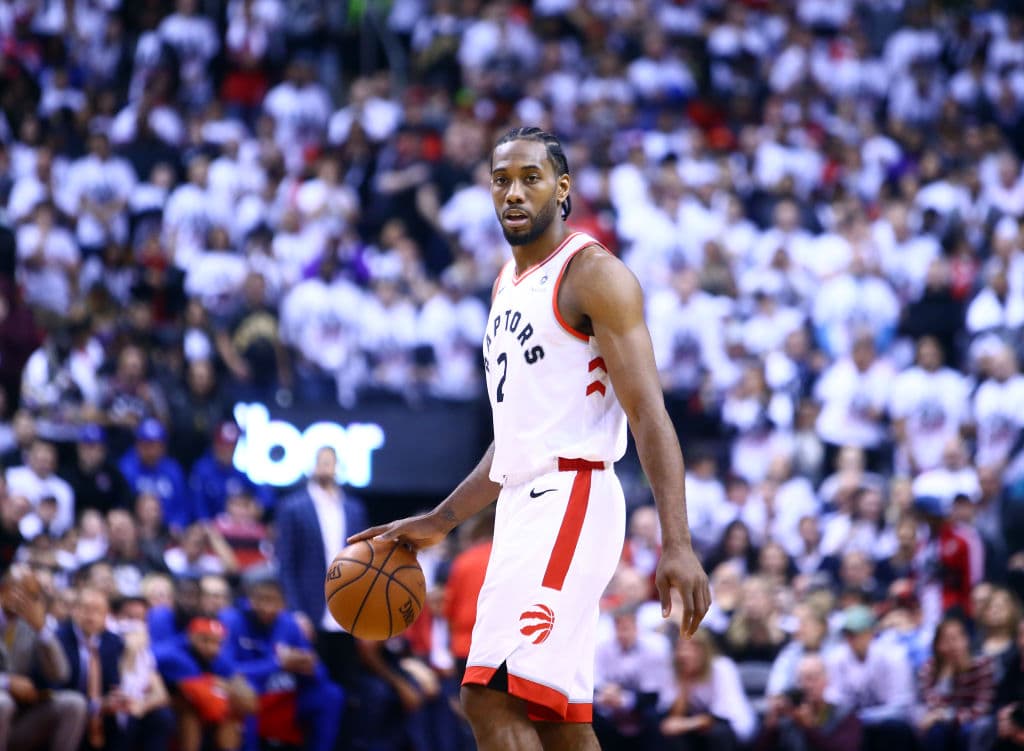 <b>2) Kawhi Leonard</b>. El estelar delantero de los Toronto Raptors y con cuya dramática canasta para finiquitar la serie Semifinal de la Conferencia Este tiene a los de Canadá en esta etapa, es el motor del equipo. Leonard promedia 31.8 puntos por partido, casi cinco más de lo que registró en la temporada regular y parece que el nivel de su juego solo va en ascenso.
