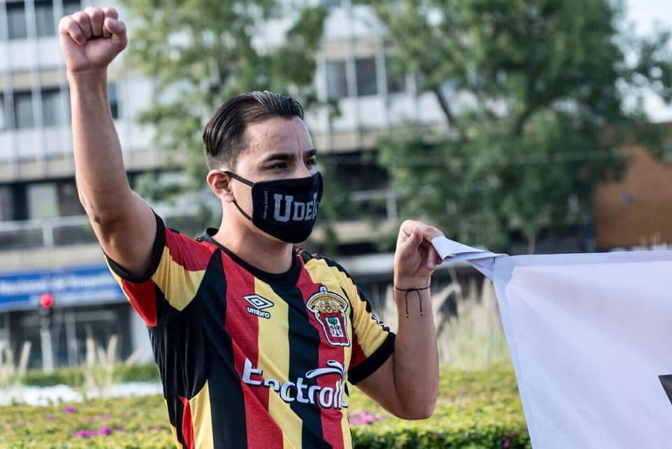 Omar Bravo, de figura del Tri y Chivas a protestar en las calles