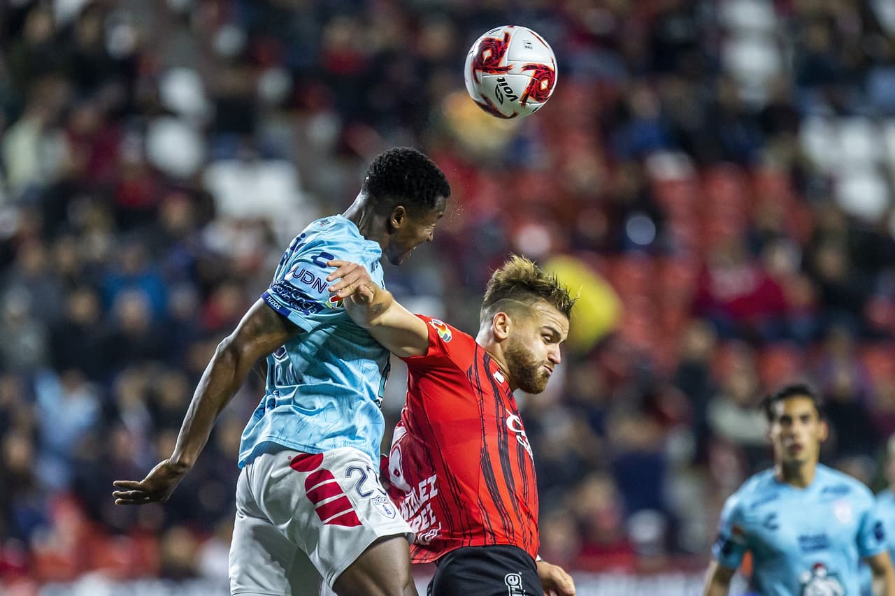 Óscar Murillo se levanta, saca el cabezazo, pero el tiro sale demasiado desviado.