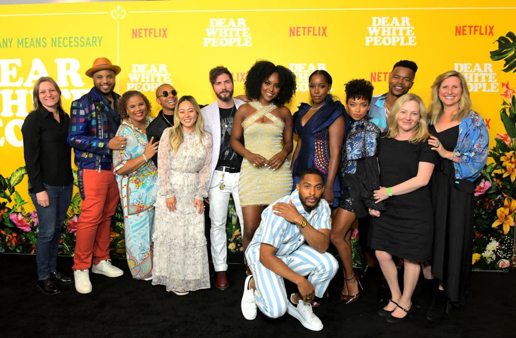 Esta serie sigue a un grupo de estudiantes afroamericanos, en una universidad que predomina la gente blanca. Aunque es una sátira, muestra cómo aún la gente negra que ‘logra encajar’, tienen recordatorios que ahí no pertenecen.