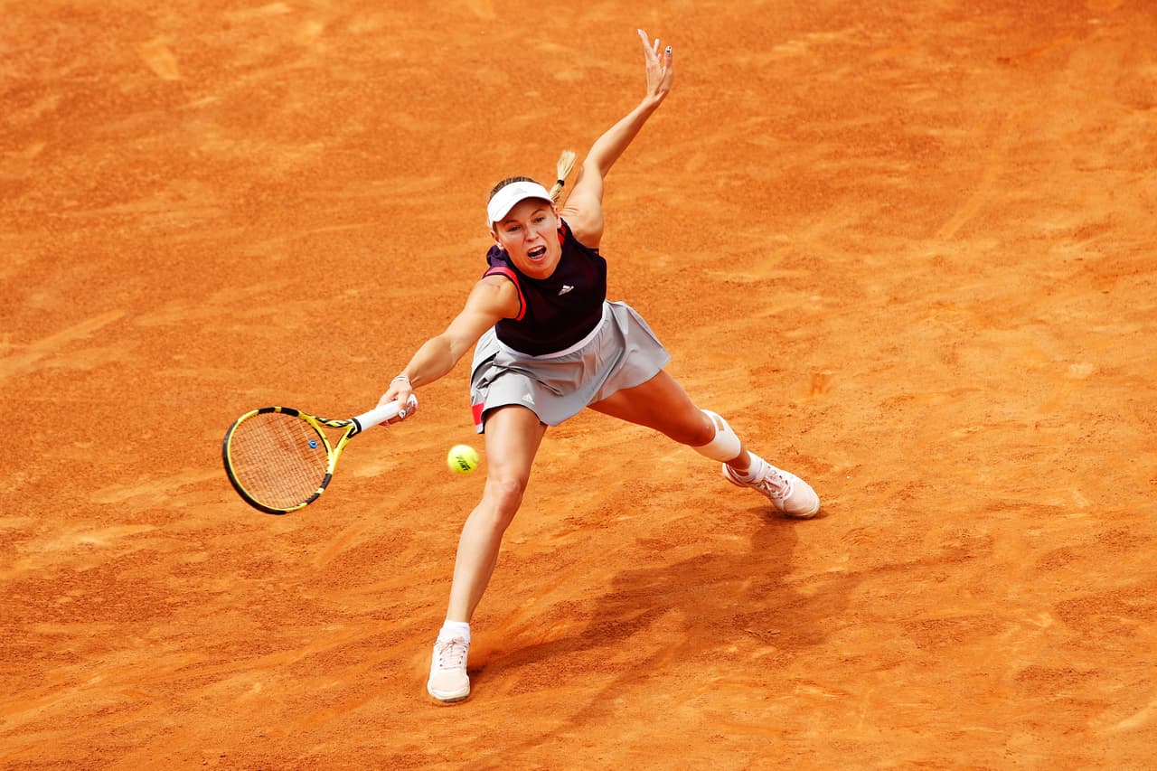 La danesa Caroline Wozniacki se retiró en su partido de primera ronda contra la estadounidense Danielle Collins, que avanzó y se enfrentará a la española Garbiñe Muguruza en la segunda ronda del torneo de Roma.