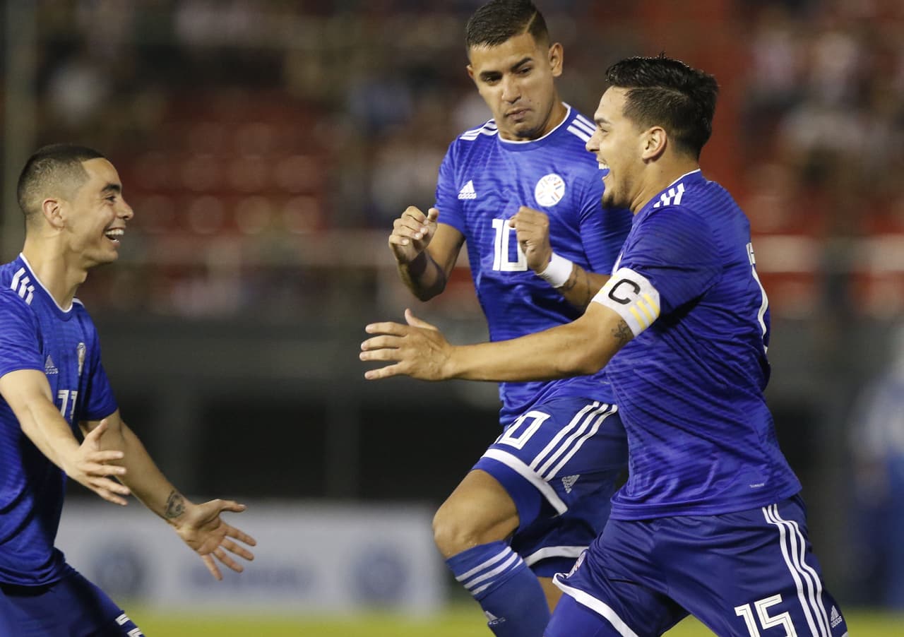 El capitán Gustavo Gómez (izquierda) anotó el primer gol de Paraguay al minuto 48' en el amanecer del segundo tiempo.