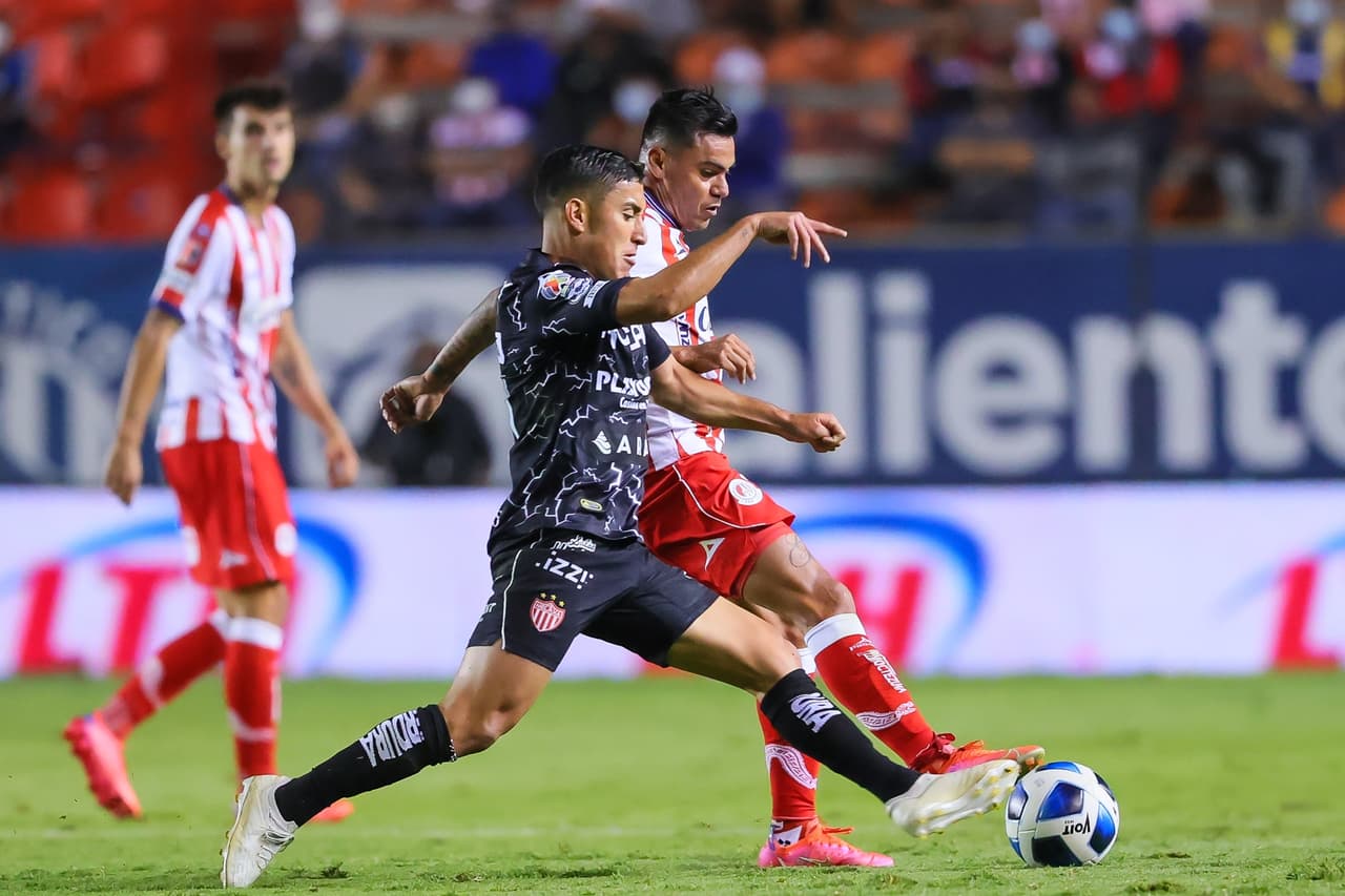 Unai Bilbao y Alex Zendejas logran batir la portería de Marcelo Barovero y le dan la victoria 0-2 a Necaxa.