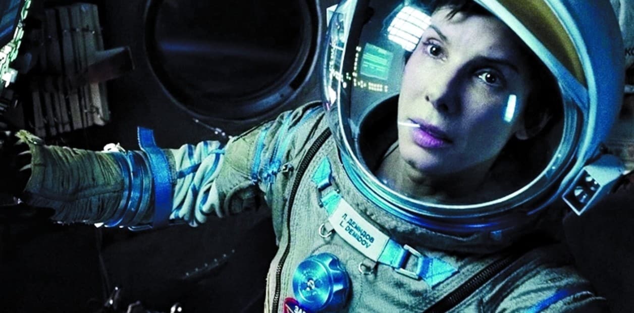 La doctora Ryan Stone esta en su primera misión en un transbordador cpn el veterano astronauta Matt Kowalsky.