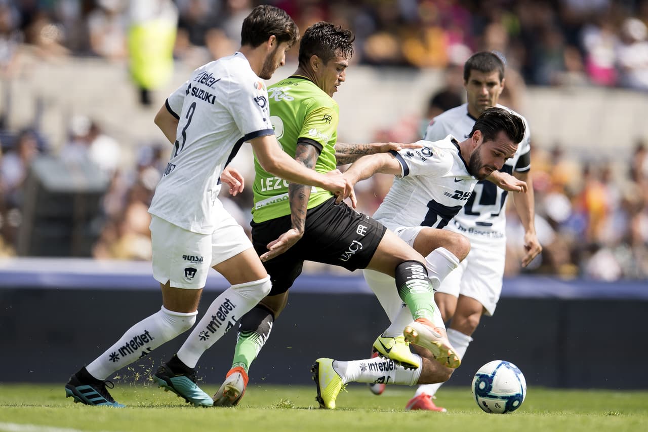 Quintana evita una jugada de gol en el área y sale jugando por un costado.