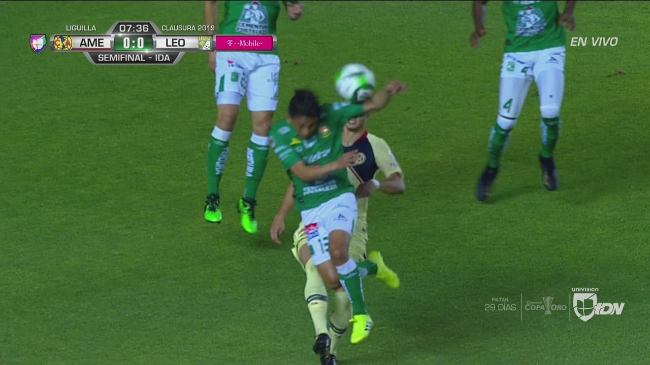 ¡Polémica! Marcaron penal para América y el VAR lo quitó