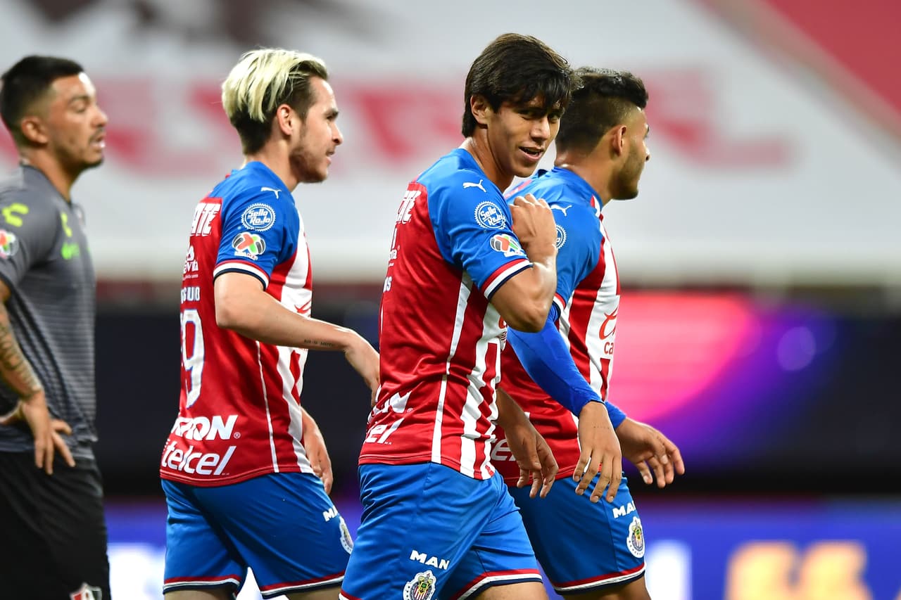 El Clásico Tapatío de la Copa por México fue para las Chivas | Las Chivas dieron cátedra futbolística el primer tiempo; hubo reacción rojiblanca, pero no fue suficiente.