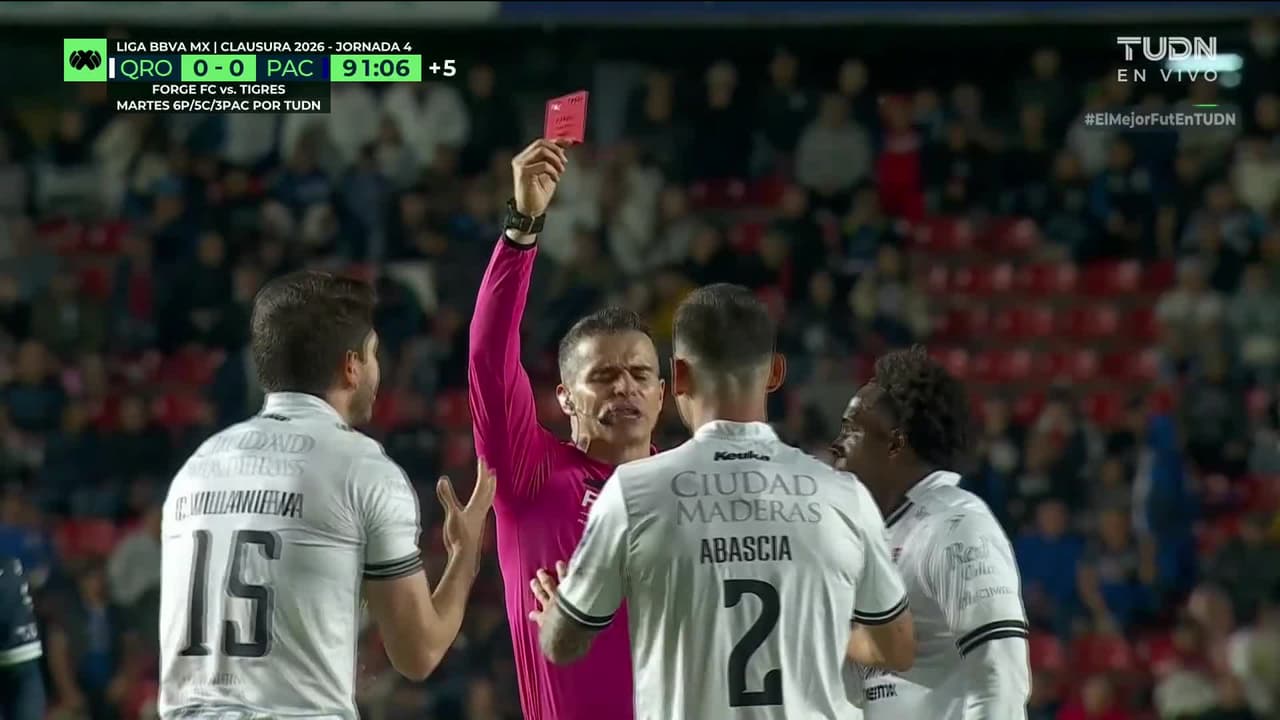 ¡A las regaderas! Homenchenko se va expulsado por entrada criminal a Quiñones