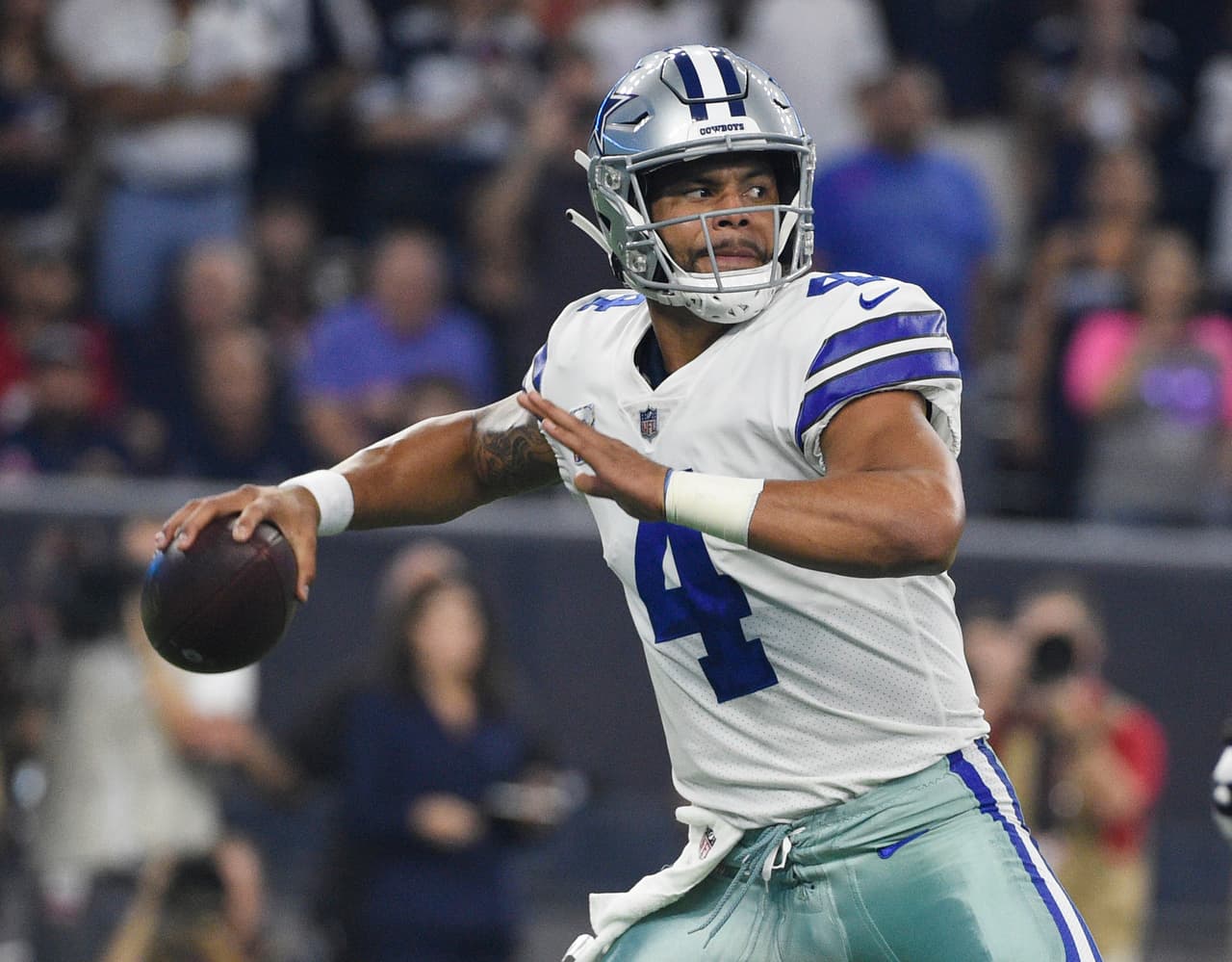 Dak Prescott volvió a tener otra actuación discreta, al cosechar 208 yardas, producto de completar 18 de 29 pases con un touchdown y dos intercepciones.