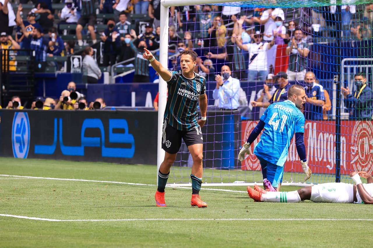 Chicharito tuvo una tarde de contrastes pues primero falló un penal, luego anotó gol y casi pone una asistencia a un gol que fue anulado.