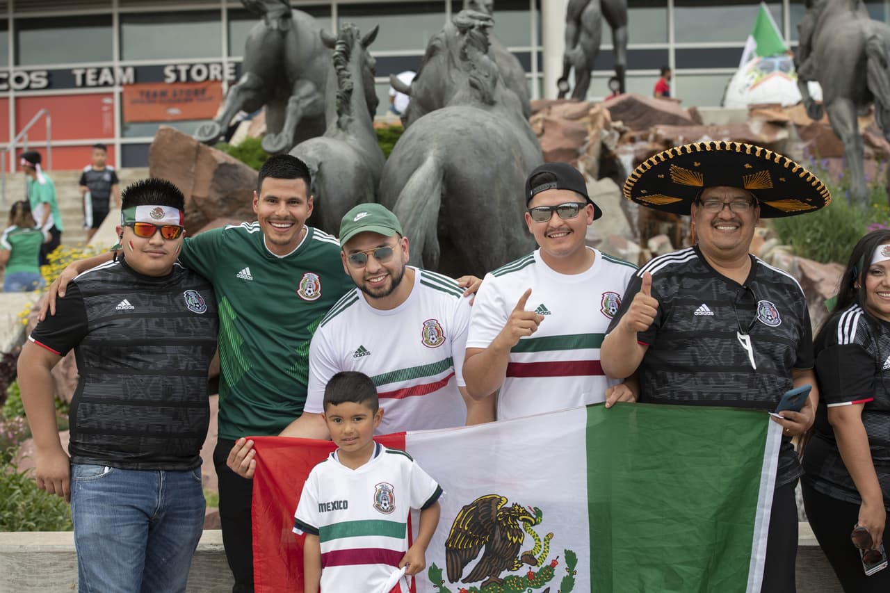 La afición mexicana llegó desde temprano para apoyar a la Selección Mexicana en su partido por la Copa Oro ante Canadá en Broncos Stadium en Denver. Como siempre, los seguidores del Tricolor le ponen un sabor especial a los partidos con su colorido, sus pancartas y las ocurrencias en la tribuna.